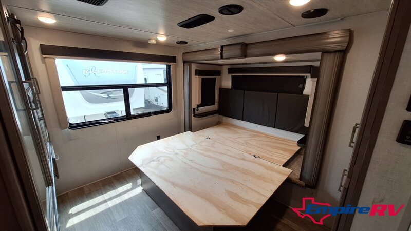 2021 Keystone montana 3741FK - Photo 15 - Liberty, TX 77575