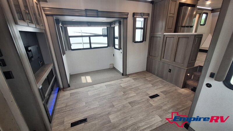 2021 Keystone montana 3741FK - Photo 12 - Liberty, TX 77575
