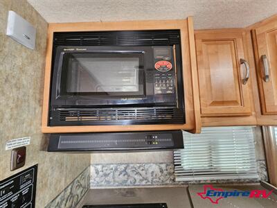 2006 Winnebago Aspect 23D   - Photo 12 - Liberty, TX 77575