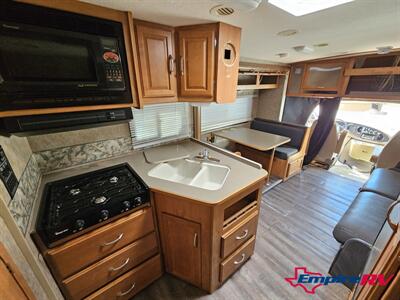 2006 Winnebago Aspect 23D   - Photo 10 - Liberty, TX 77575