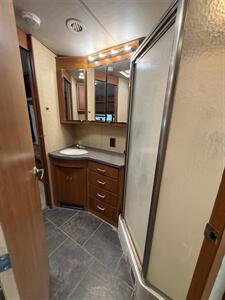 2008 Winnebago JOURNEY 39Z   - Photo 13 - Liberty, TX 77575