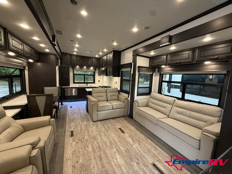 2022 DRV MOBILE SUITES 41RKSB4 - Photo 7 - Liberty, TX 77575