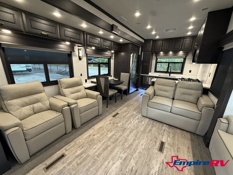 2022 DRV MOBILE SUITES 41RKSB4 - Photo 8 - Liberty, TX 77575