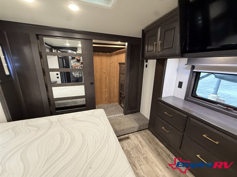 2022 DRV MOBILE SUITES 41RKSB4 - Photo 16 - Liberty, TX 77575