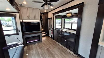 2021 Keystone Redwood 4001LK   - Photo 10 - Oxnard, CA 93030