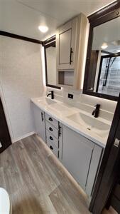 2021 Keystone Redwood 4001LK   - Photo 19 - Oxnard, CA 93030