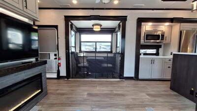 2021 Keystone Redwood 4001LK   - Photo 12 - Oxnard, CA 93030