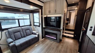 2021 Keystone Redwood 4001LK   - Photo 14 - Oxnard, CA 93030