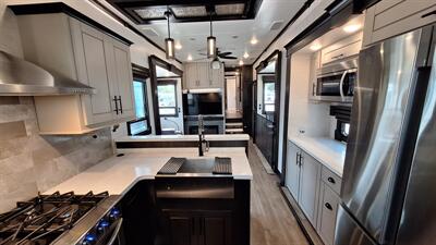 2021 Keystone Redwood 4001LK   - Photo 11 - Oxnard, CA 93030