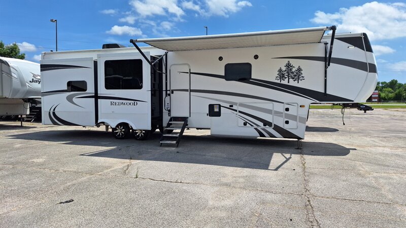 2021 Keystone Redwood 4001LK   - Photo 1 - Oxnard, CA 93030