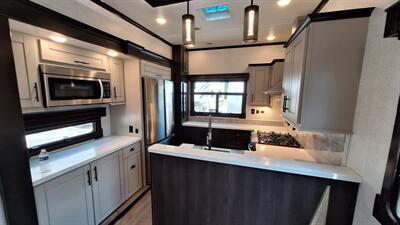 2021 Keystone Redwood 4001LK   - Photo 9 - Oxnard, CA 93030