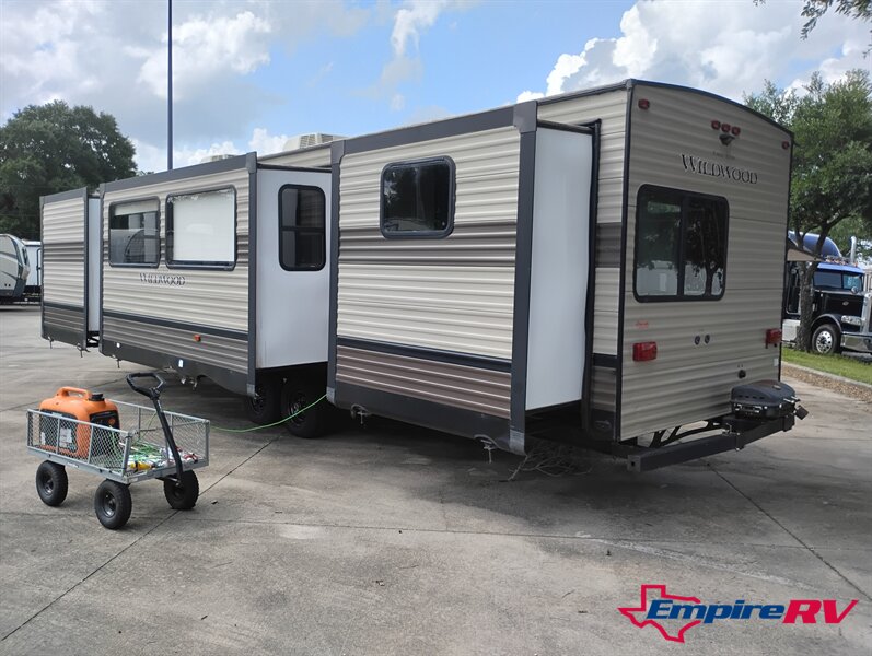 2019 Forest River WILDWOOD 33TS - Photo 3 - Liberty, TX 77575