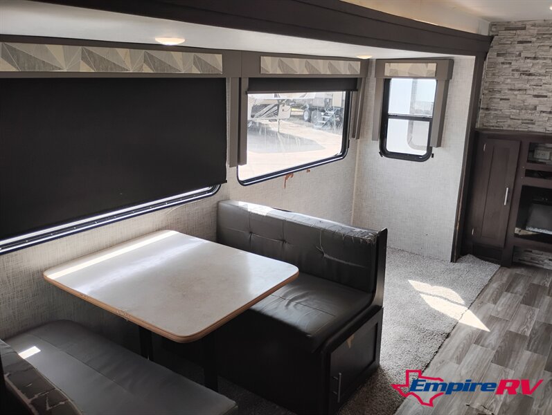 2019 Forest River WILDWOOD 33TS - Photo 7 - Liberty, TX 77575