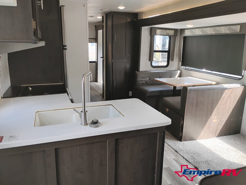 2019 Forest River WILDWOOD 33TS - Photo 5 - Liberty, TX 77575