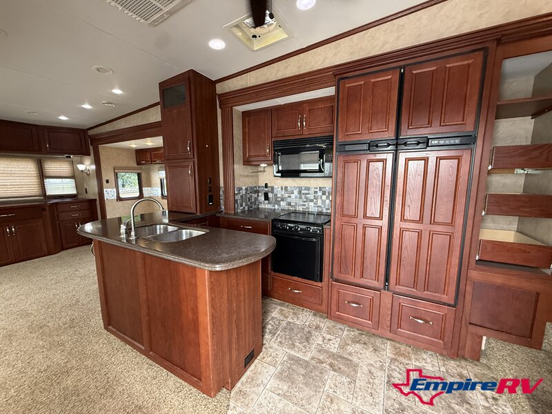 2011 Carriage Cameo 37RESLS - Photo 10 - Liberty, TX 77575