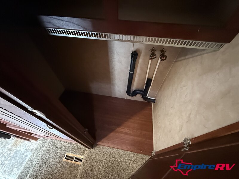 2011 Carriage Cameo 37RESLS - Photo 5 - Liberty, TX 77575