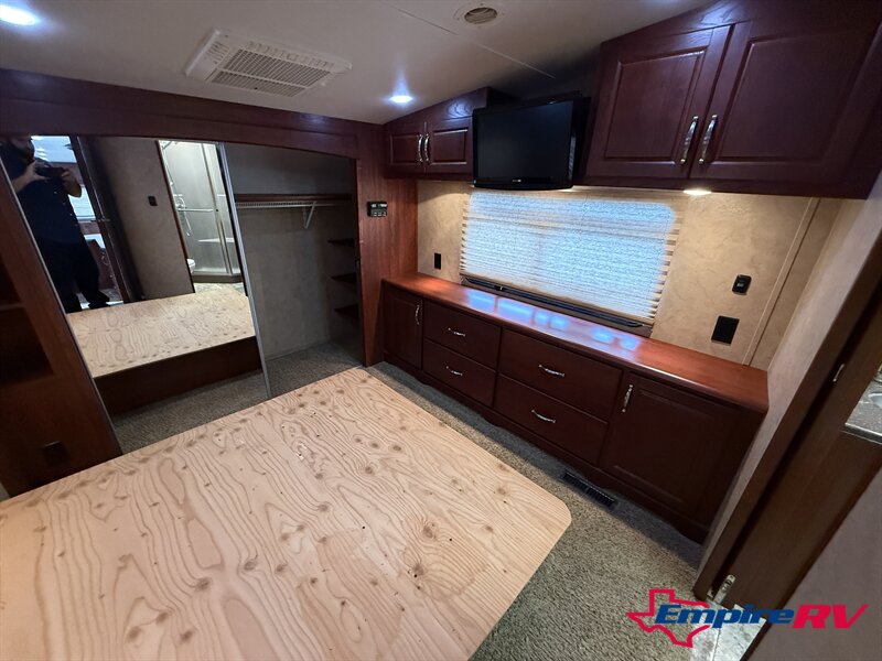 2011 Carriage Cameo 37RESLS - Photo 6 - Liberty, TX 77575