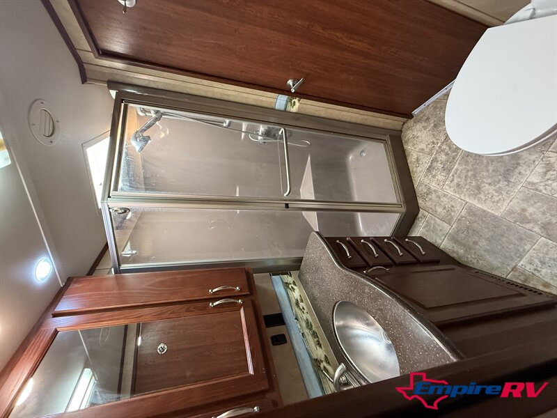 2011 Carriage Cameo 37RESLS - Photo 3 - Liberty, TX 77575