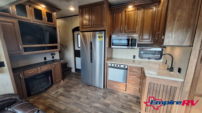 2016 Keystone MONTANA High Country 351BH - Photo 11 - Liberty, TX 77575