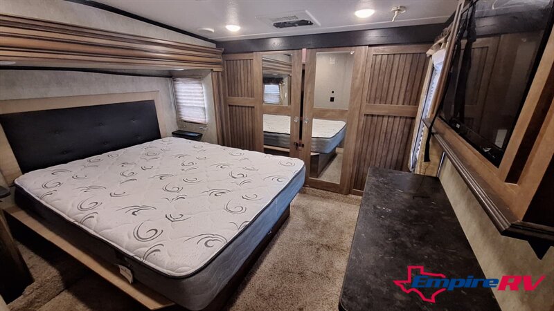 2016 Keystone MONTANA High Country 351BH - Photo 21 - Liberty, TX 77575