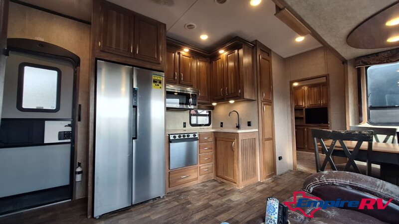 2016 Keystone MONTANA High Country 351BH - Photo 8 - Liberty, TX 77575