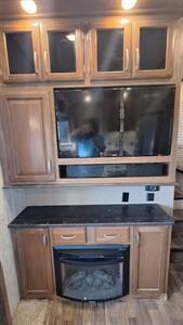 2016 Keystone MONTANA High Country 351BH   - Photo 17 - Liberty, TX 77575