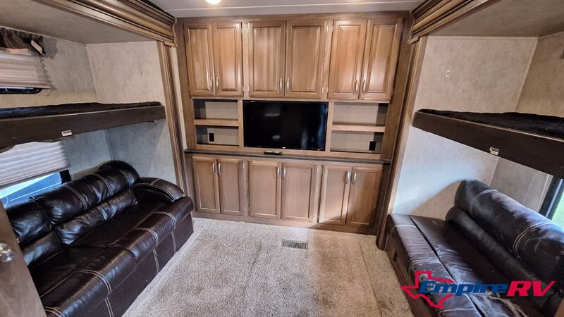 2016 Keystone MONTANA High Country 351BH - Photo 12 - Liberty, TX 77575