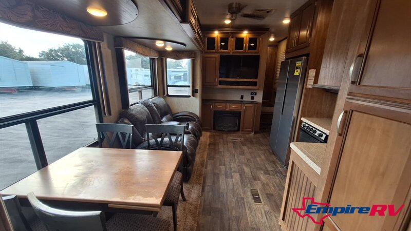 2016 Keystone MONTANA High Country 351BH - Photo 9 - Liberty, TX 77575