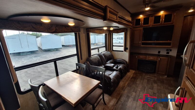 2016 Keystone MONTANA High Country 351BH - Photo 10 - Liberty, TX 77575