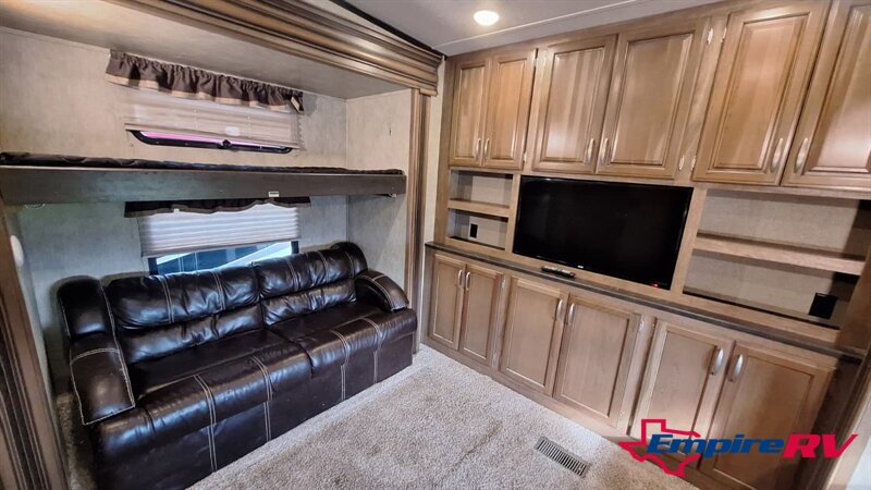 2016 Keystone MONTANA High Country 351BH - Photo 16 - Liberty, TX 77575