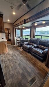 2016 Keystone MONTANA High Country 351BH   - Photo 7 - Liberty, TX 77575