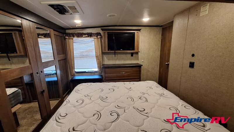 2016 Keystone MONTANA High Country 351BH - Photo 20 - Liberty, TX 77575