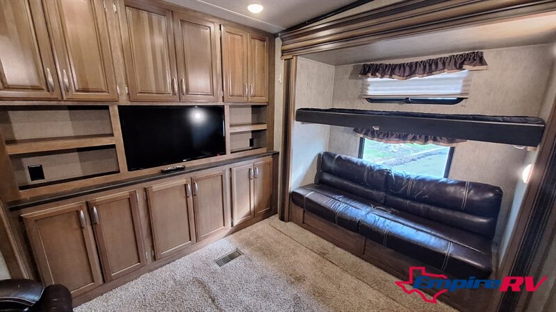 2016 Keystone MONTANA High Country 351BH - Photo 15 - Liberty, TX 77575