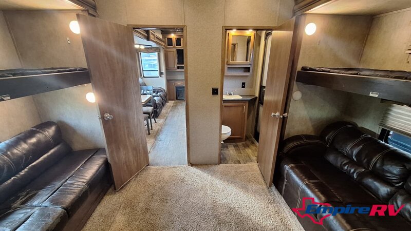2016 Keystone MONTANA High Country 351BH - Photo 13 - Liberty, TX 77575