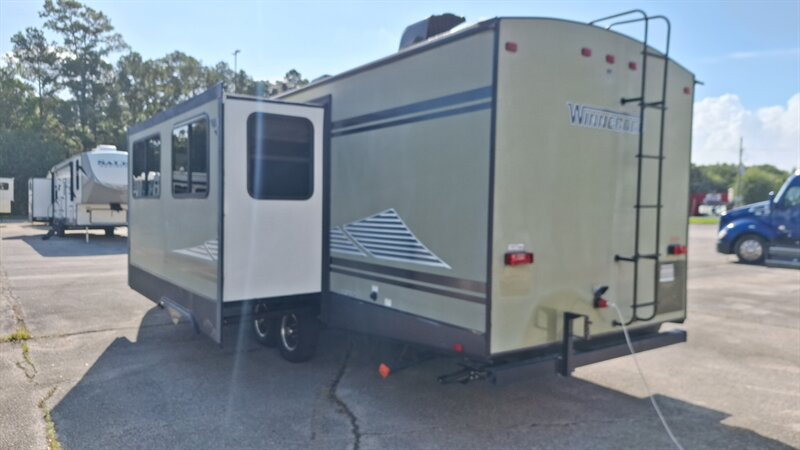 2019 Winnebago Minnie 27BHS - Photo 4 - Liberty, TX 77575