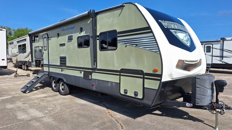 2019 Winnebago Minnie 27BHS - Photo 2 - Liberty, TX 77575