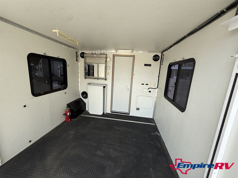 2008 Gulf Stream BOUNTY HUNTER 381 - Photo 31 - Liberty, TX 77575