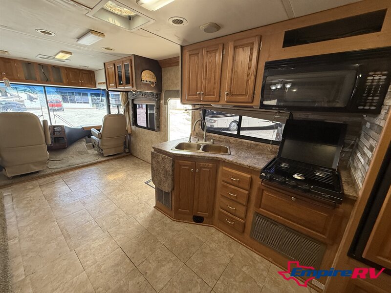 2008 Gulf Stream BOUNTY HUNTER 381 - Photo 28 - Liberty, TX 77575