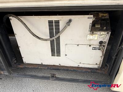 2008 Gulf Stream BOUNTY HUNTER 381   - Photo 11 - Liberty, TX 77575