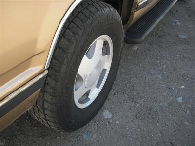 1999 Chevrolet Suburban K1500 LT   - Photo 11 - Gunnison, CO 81230