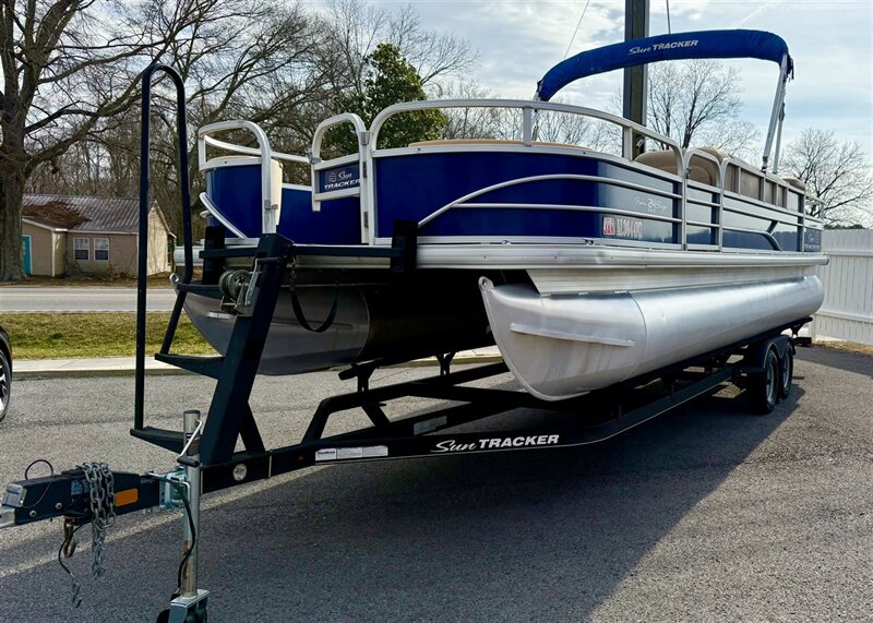 2017 SUN TRCKER 24 DLX FISHIN BARGE  