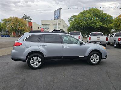 2012 Subaru Outback 2.5i   - Photo 8 - Redding, CA 96001