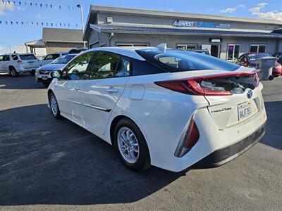 2017 Toyota Prius Prime Advanced   - Photo 5 - Redding, CA 96001