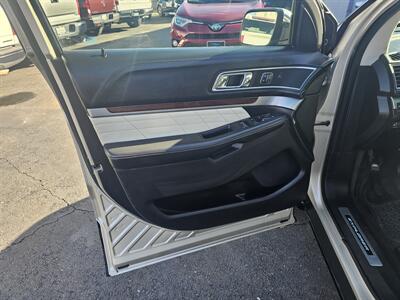 2017 Ford Explorer Platinum   - Photo 18 - Redding, CA 96001