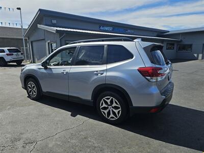 2020 Subaru Forester Premium   - Photo 5 - Redding, CA 96001