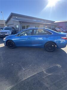 2017 Toyota Camry SE   - Photo 4 - Redding, CA 96001