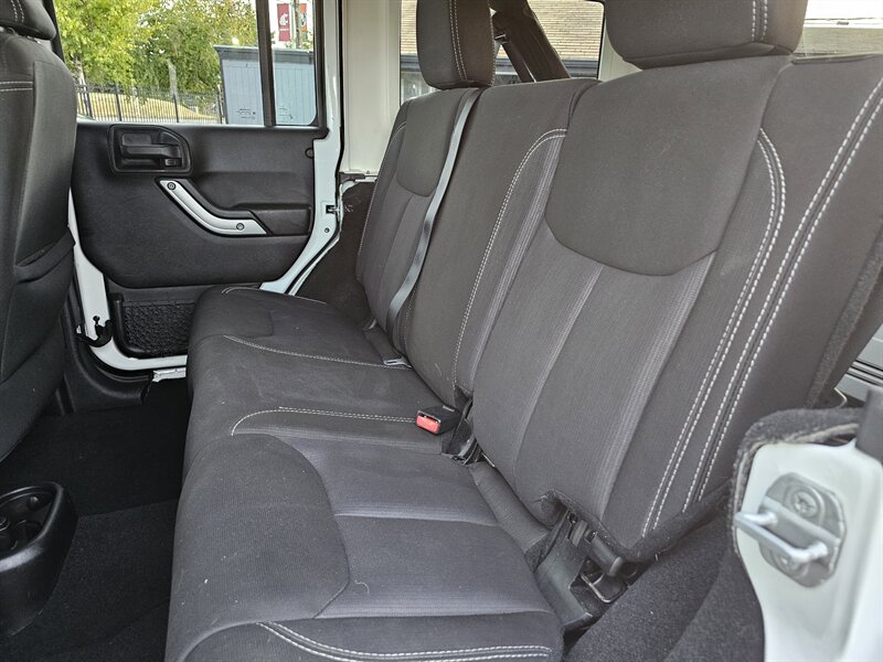 2014 Jeep Wrangler Unlimited Sahara - Photo 5 - Everett, WA 98201