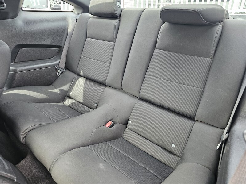 2012 Ford Mustang V6 - Photo 5 - Everett, WA 98201