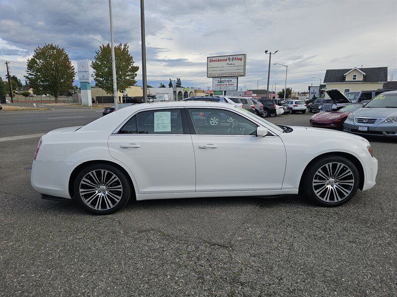 2012 Chrysler 300 S V6 - Photo 11 - Everett, WA 98201