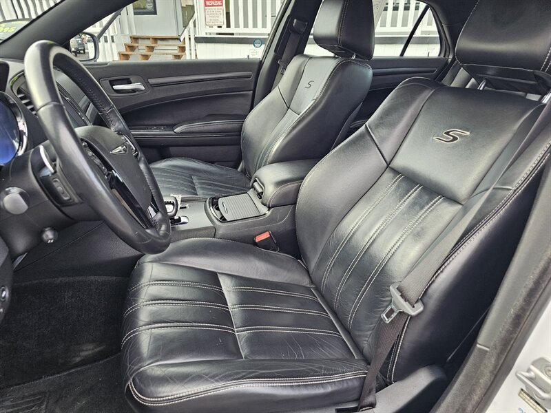 2012 Chrysler 300 S V6 - Photo 4 - Everett, WA 98201